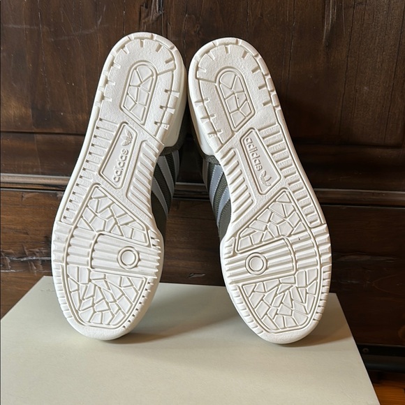 adidas Originals Green and White Sneakers Classic Design - Picture 6 of 7